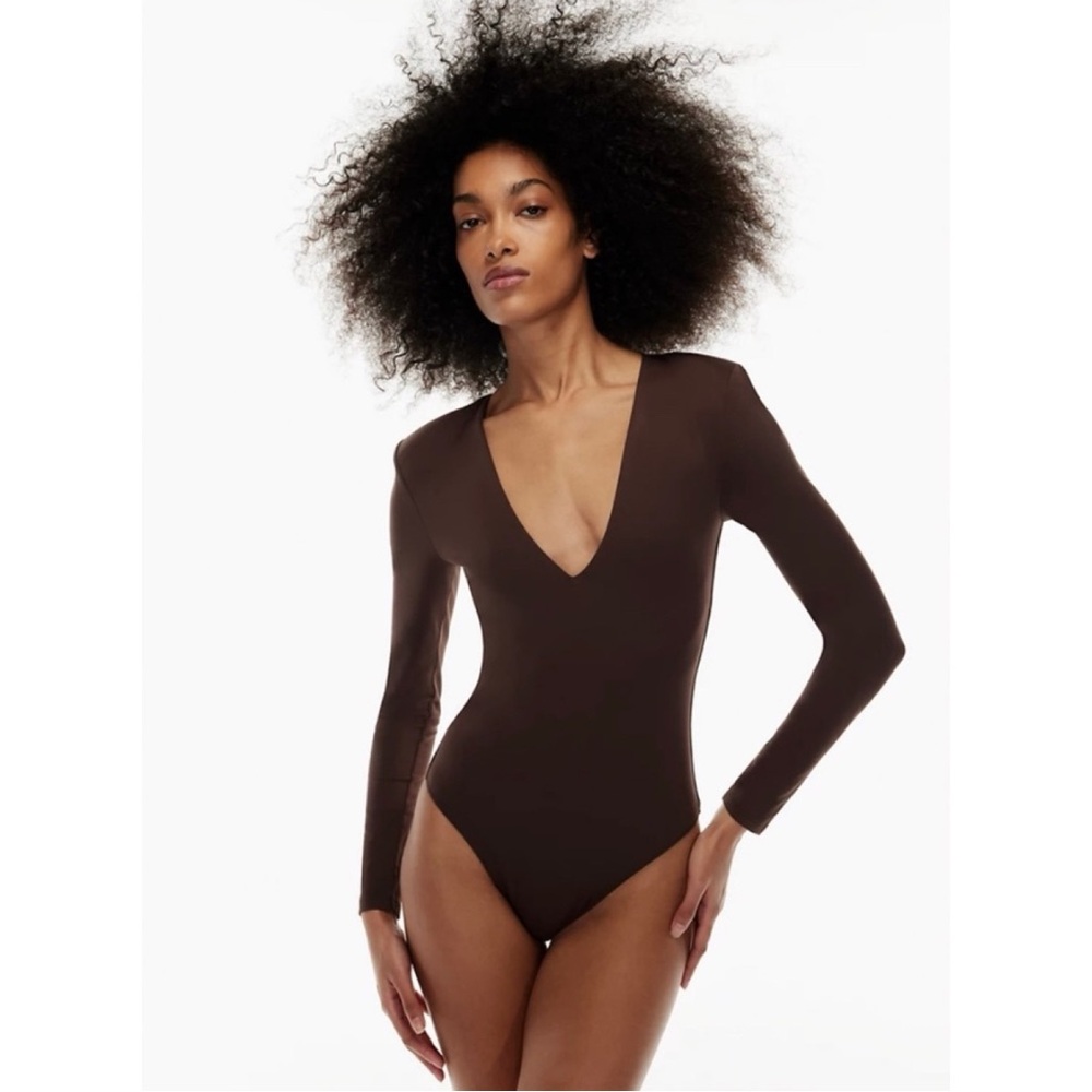 nwot Babaton contour v neck shoulder pad bodysuit M coffee bean